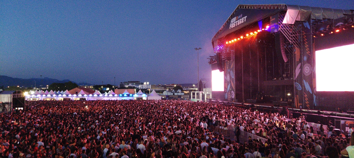 Multitud disfrutando de un concierto en el escenario de Son Fusteret